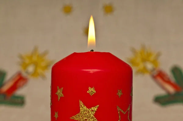 Luz de las velas con fondo navideño —  Fotos de Stock