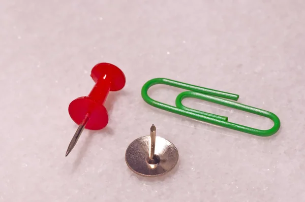 Pin, thumbtack, clipe de papel — Fotografia de Stock