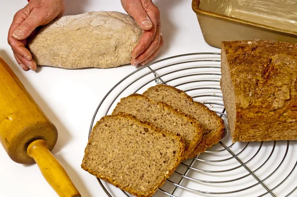 Pečení celozrnný chléb — Stock fotografie