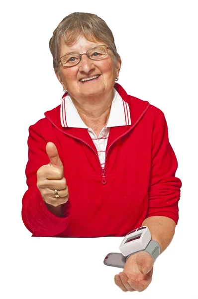 Pensioner is measuring her blood pressure — Stock Photo, Image