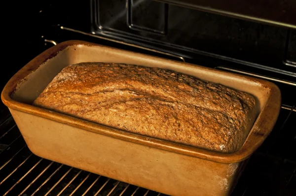 Цельнозерновой хлеб в духовке — стоковое фото