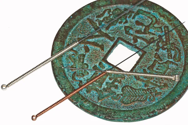 중국 동전에 침술 바늘 — 스톡 사진