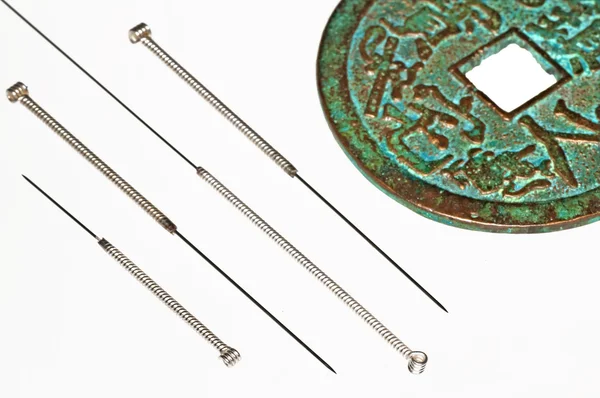 Akupunkturní jehly s čínské mince — Stock fotografie