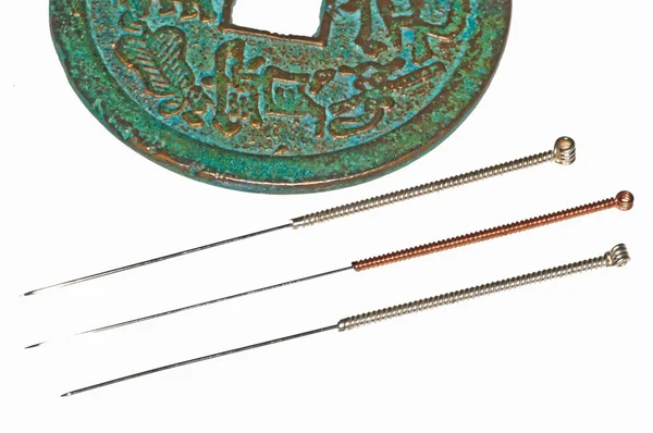 Akupunkturnadeln mit chinesischer Münze — Stockfoto