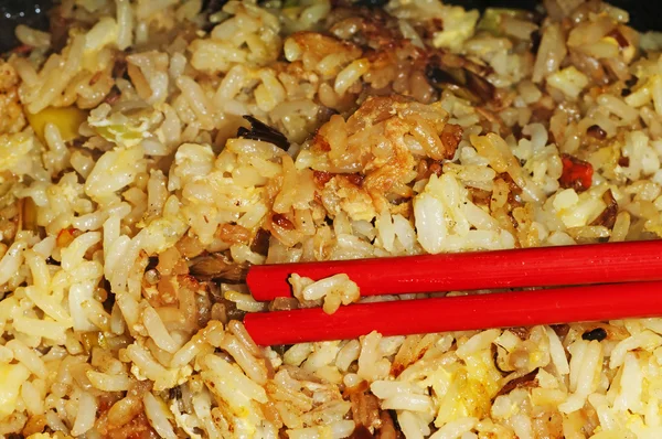 Pişmiş pirinç çubuk ile — Stok fotoğraf