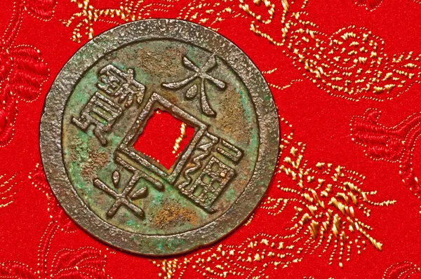 Античная китайская монета — стоковое фото