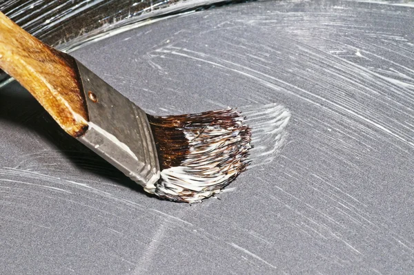 Engrasar una bandeja para hornear — Foto de Stock
