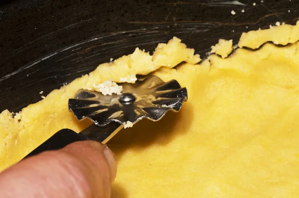 Snijden een gebak — Stockfoto