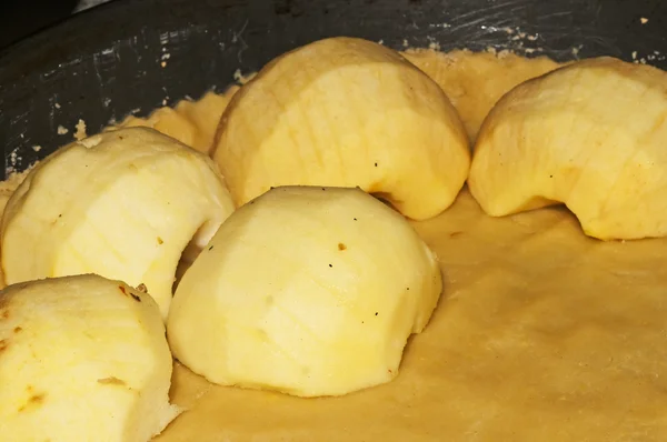 Preparazione di mele e pasta per una torta di mele — Foto Stock