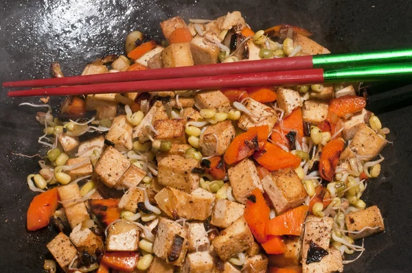 Chiński wok z marchwi, tofu, soja, kiełkinaleśniki z oleju i crimson dżem na białym talerzu — Zdjęcie stockowe
