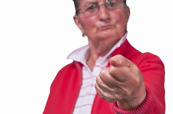 Злая бабушка сжимает кулак — стоковое фото