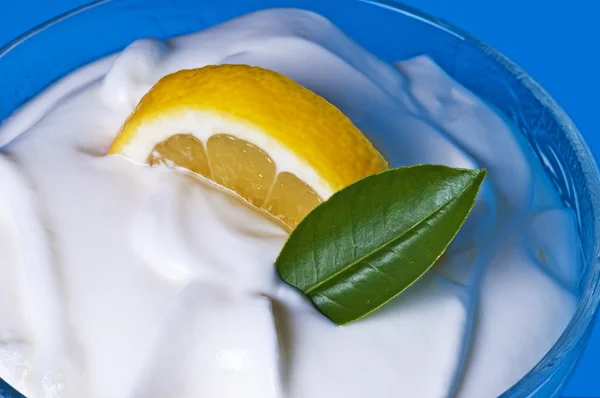 Curd with lemon — Stock Photo, Image