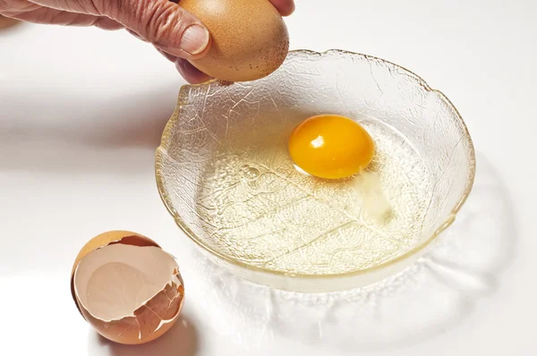 Huevo en tazón de vidrio — Foto de Stock