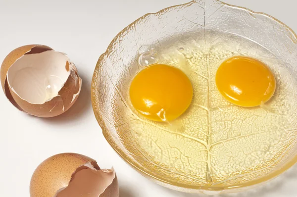 Huevo abierto y cáscara de huevo — Foto de Stock