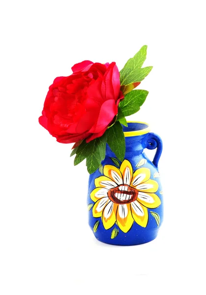Flor roja en jarrón azul y amarillo —  Fotos de Stock