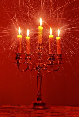 yanan mumlar ışınları yayan