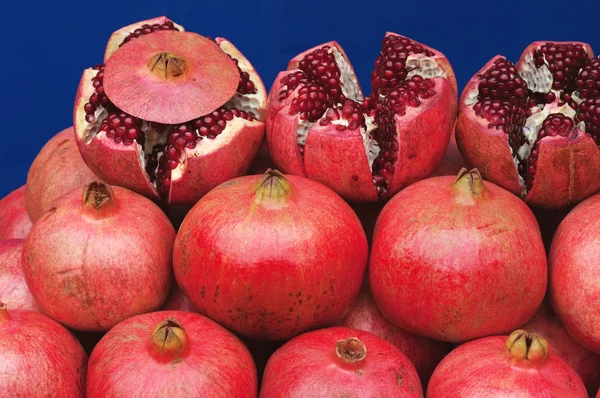Bild auf der Theke ausgelegt Frucht Granatapfelbaum. — Stockfoto