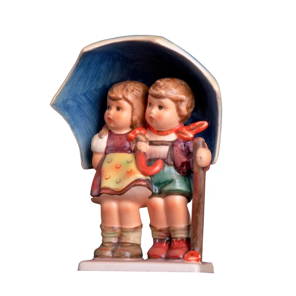 Statue of a boy and a girl under the umbrella. — Stock Photo, Image