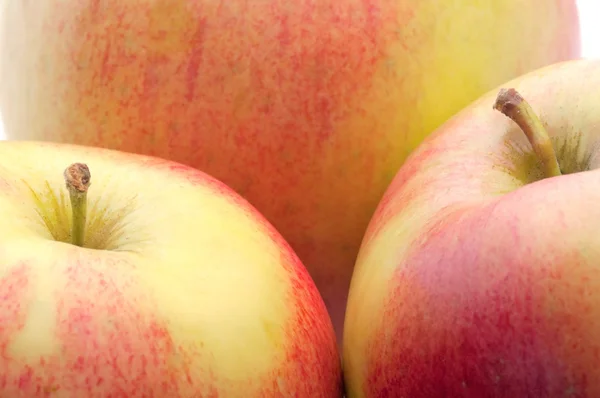 Dwa jabłka na tle trzeci apple. — Zdjęcie stockowe