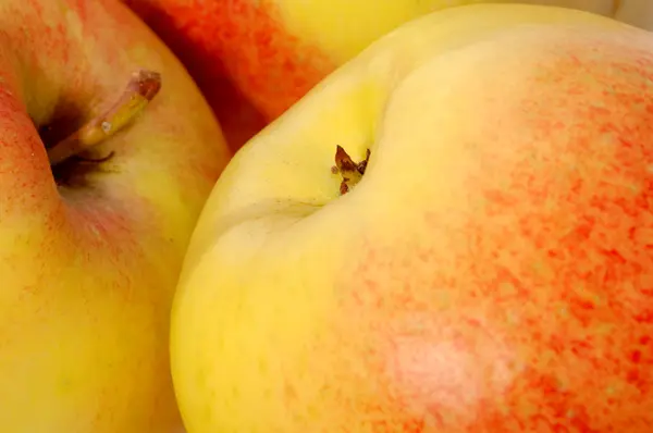 Drei rot-gelbe Äpfel. — Stockfoto
