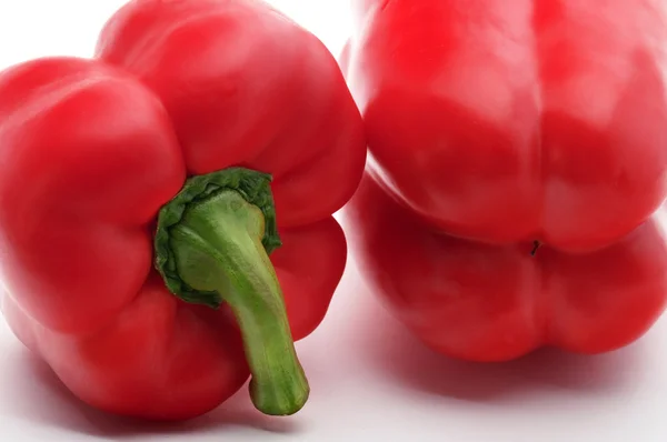 Два красных болгарских перца . — стоковое фото