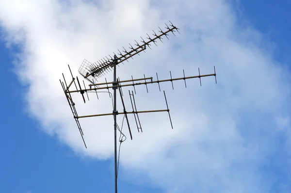 Высокочастотная антенна на фоне голубого неба . — стоковое фото