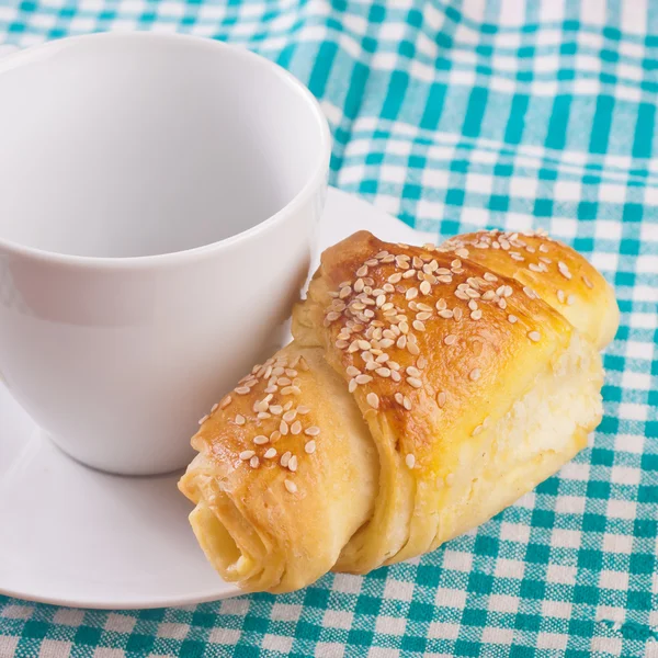 Snídaně s kávou a croissanty — Stock fotografie