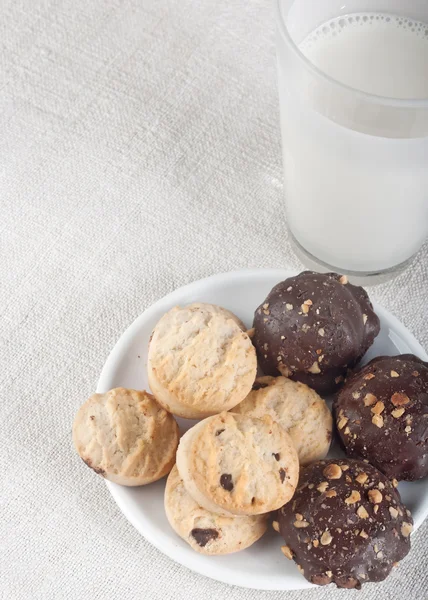 Mjölk med cookies — Stockfoto