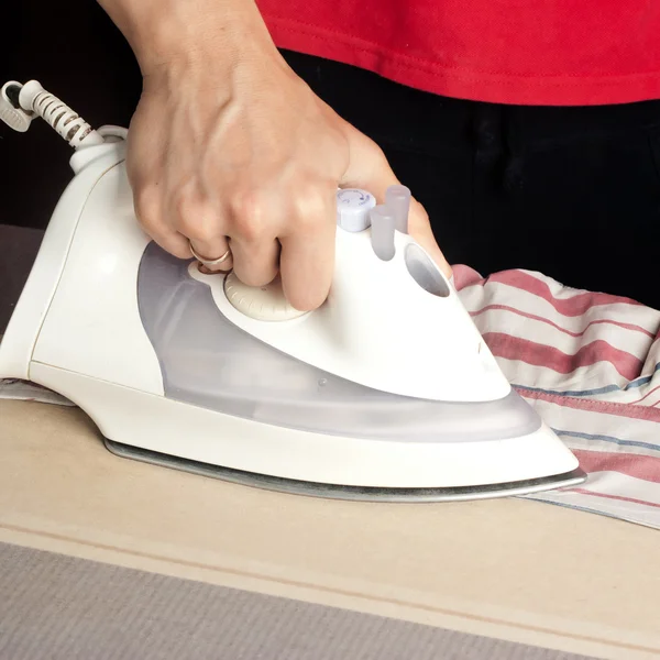 Wäsche bügeln auf Bügelbrett — Stockfoto