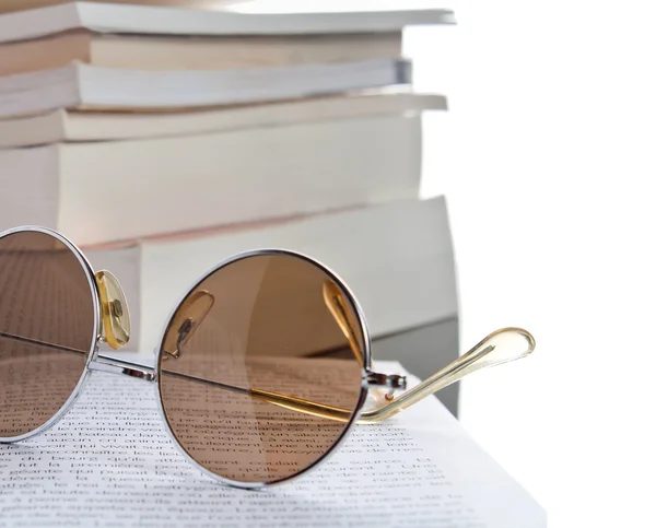 Lectura de gafas en un libro — Foto de Stock