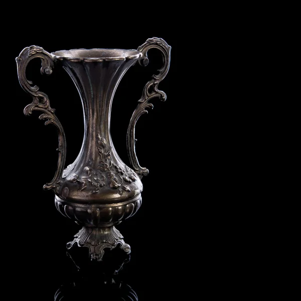 Vieux vase en cuivre sur fond noir avec réflexion — Photo