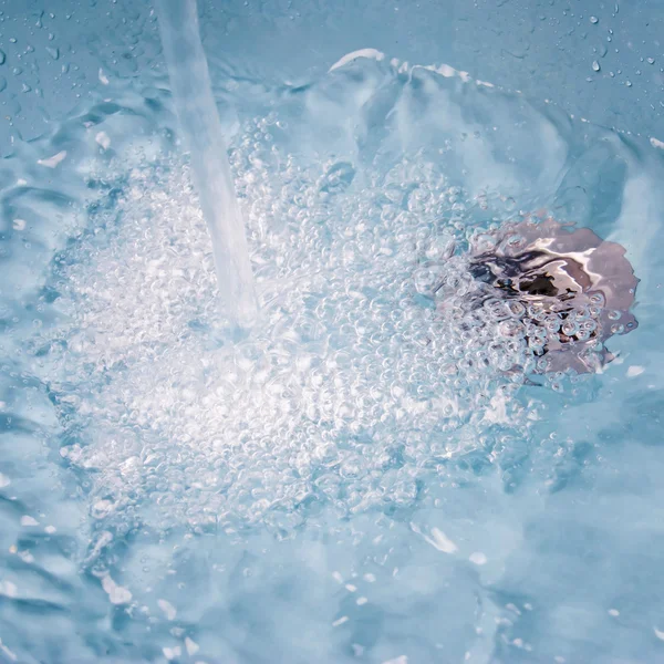 お風呂の排水に水の流れ — ストック写真