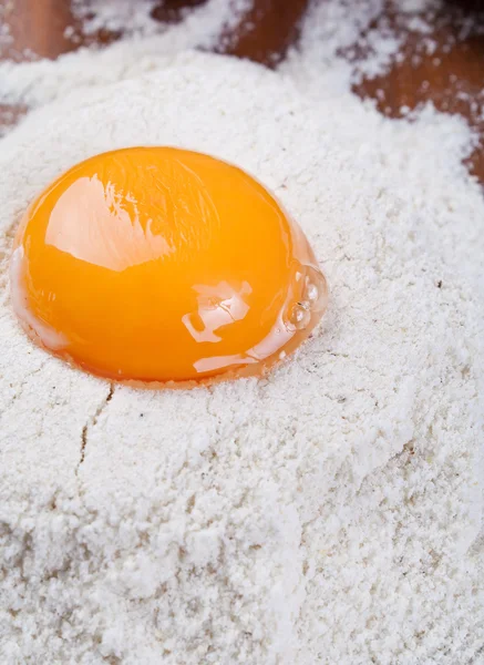 Yema de huevo sobre harina —  Fotos de Stock