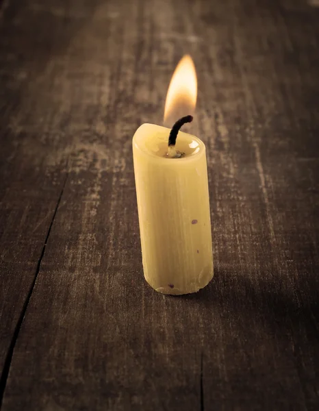 Свеча на деревянном фоне — стоковое фото