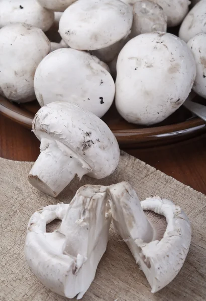 Färska svampar på en träskiva — Stockfoto
