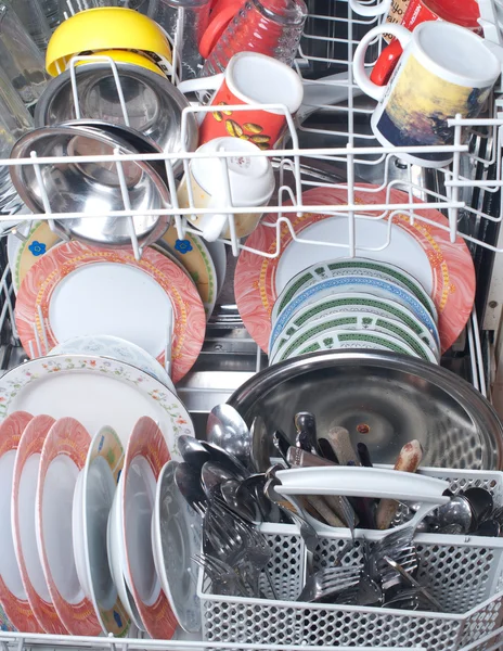 Geschirr in der Spülmaschine — Stockfoto