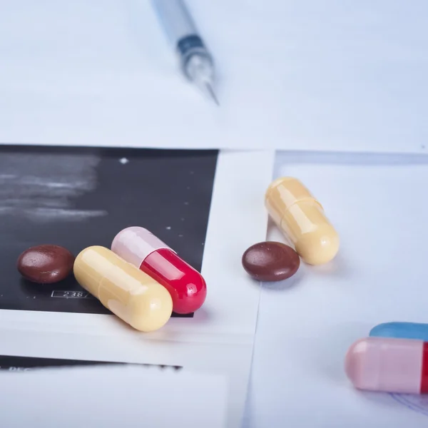 Pillole di colore e capsule — Foto Stock