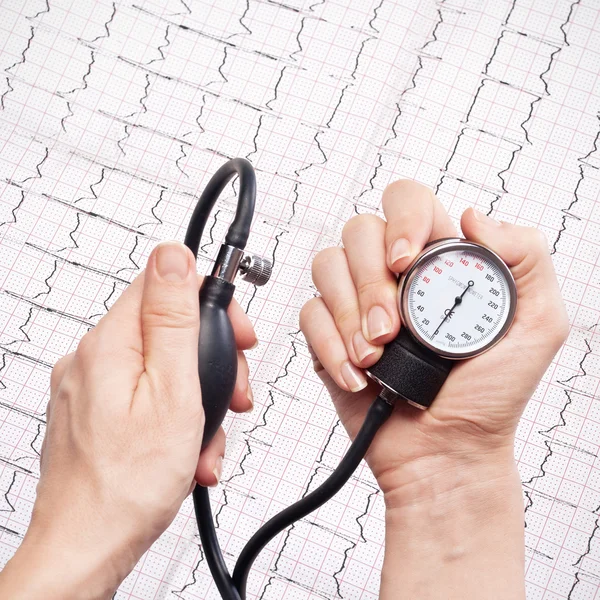 Blutdruckmessgerät in den Händen — Stockfoto