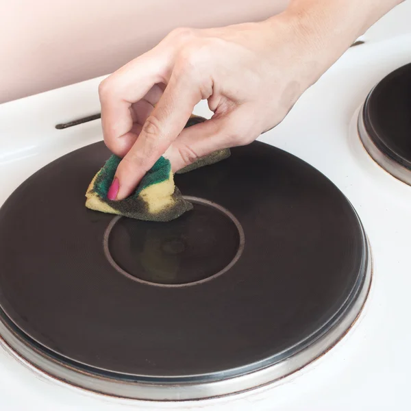 Cleaning electric stove — Stock Photo, Image