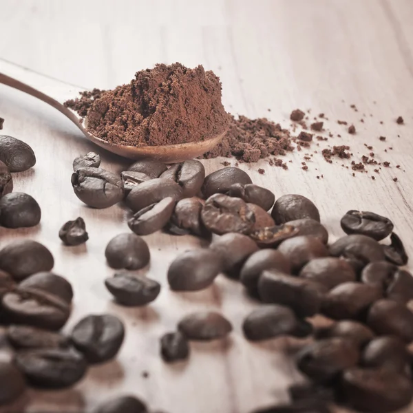 Кофейные зерна и какао — стоковое фото