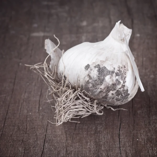 Garlic on rusty wooden background — Stock Photo, Image
