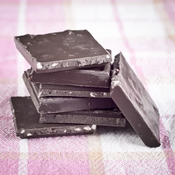 Pezzi di cioccolato fondente rotto — Foto Stock