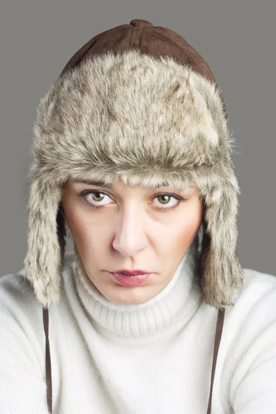 Güzel kadın giyiyor kürk şapka — Stok fotoğraf