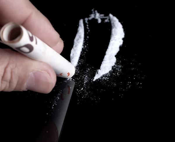 Кокаин или другой наркотик в очереди — стоковое фото