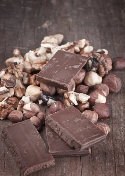 Кусочки шоколада с орехами — стоковое фото