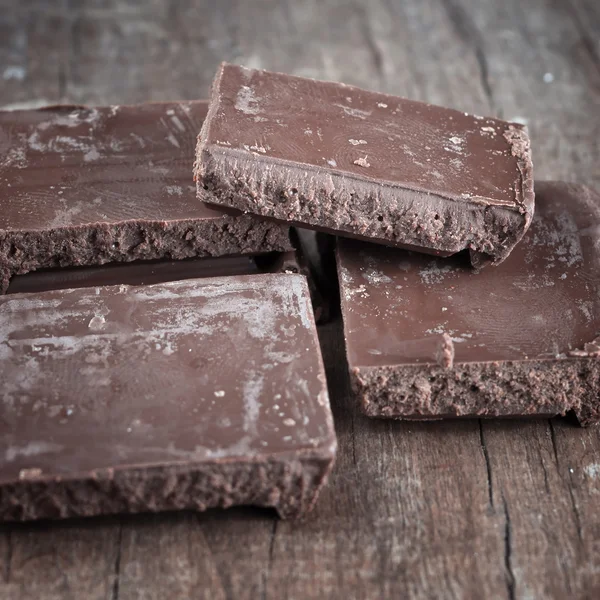 Schokolade auf altem Holzbrett — Stockfoto