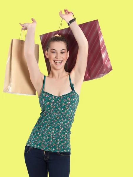 Mujer joven feliz con bolsas de compras. — Foto de Stock