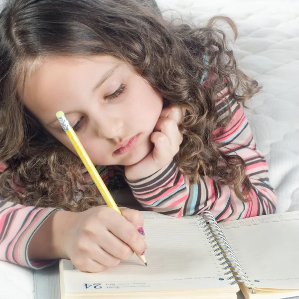 Menina com caderno e caneta — Fotografia de Stock