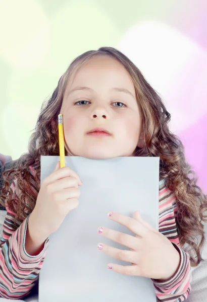 Kleines Mädchen mit Notizbuch und Stift — Stockfoto