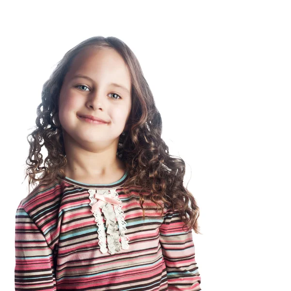 Красивая маленькая девочка с длинными волосами — стоковое фото